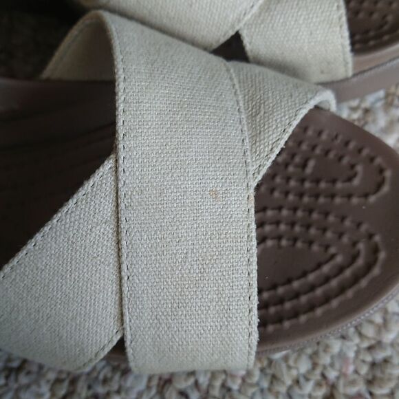 Crocs Leigh II Crossstrap Wedge Sandal Size 9 Oatmeal/Mushroom color - Picture 16 of 16
